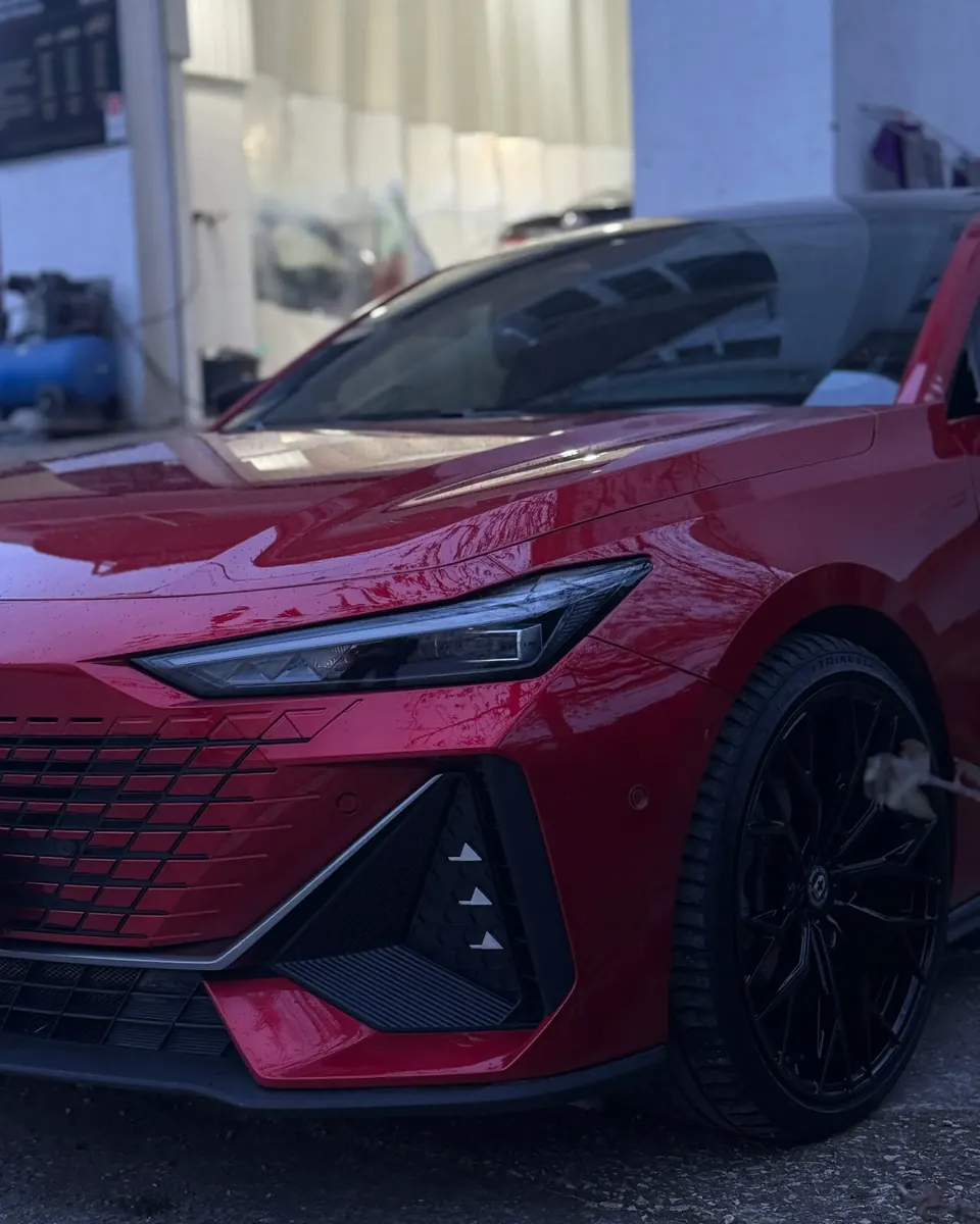Красный автомобиль с глянцевым кузовом после полировки — Devil Car, Севастополь